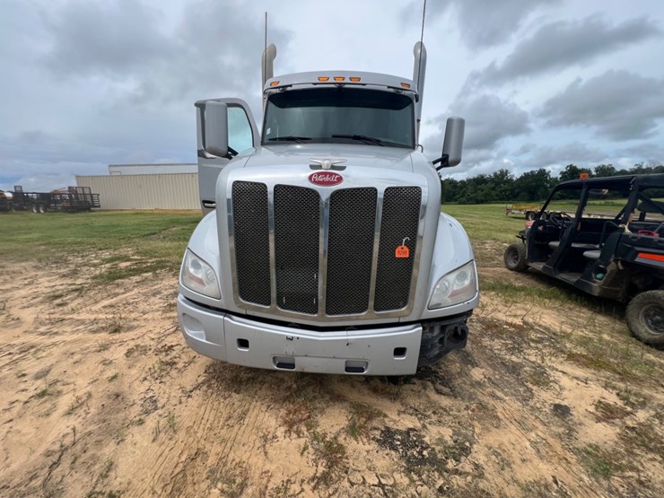 2014-peterbilt-579-image-3