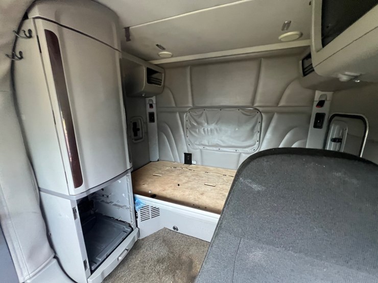 2014-peterbilt-579-image-14