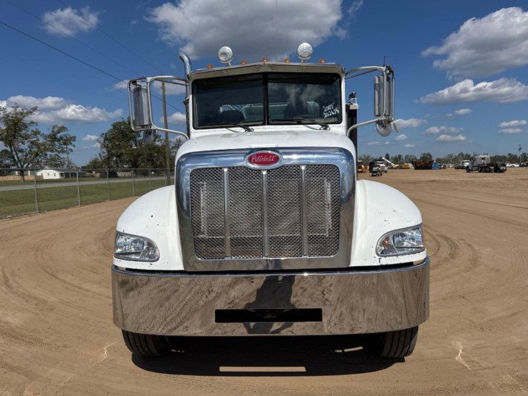 2007-peterbilt-335-image-7