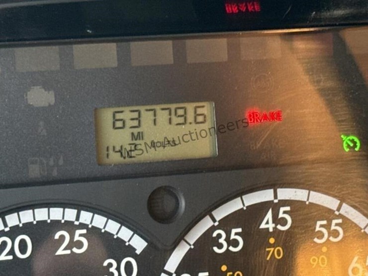 2012-freightliner-m2-106-image-48