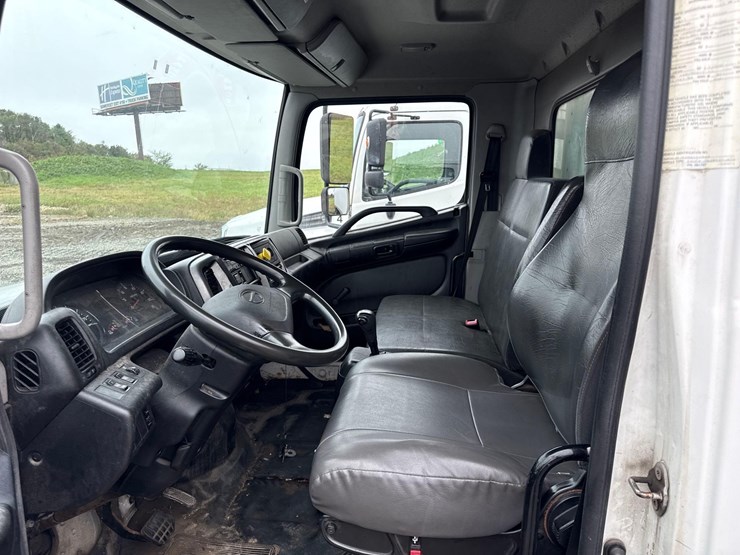 2016-hino-258-image-6