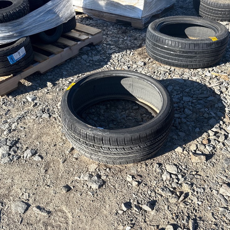 #2805 • (1) Nexen 225/35R20 Tire Inv# 2805