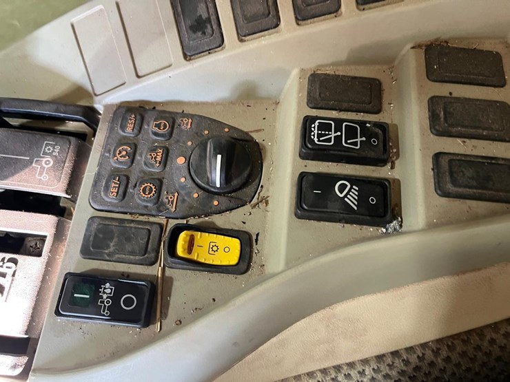 2020-john-deere-3046r-image-33