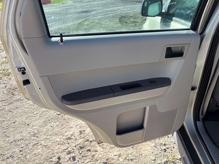 2011-ford-escape-image-22
