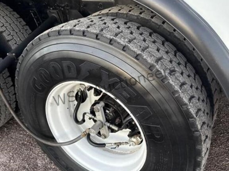 2012-freightliner-m2-106-image-10