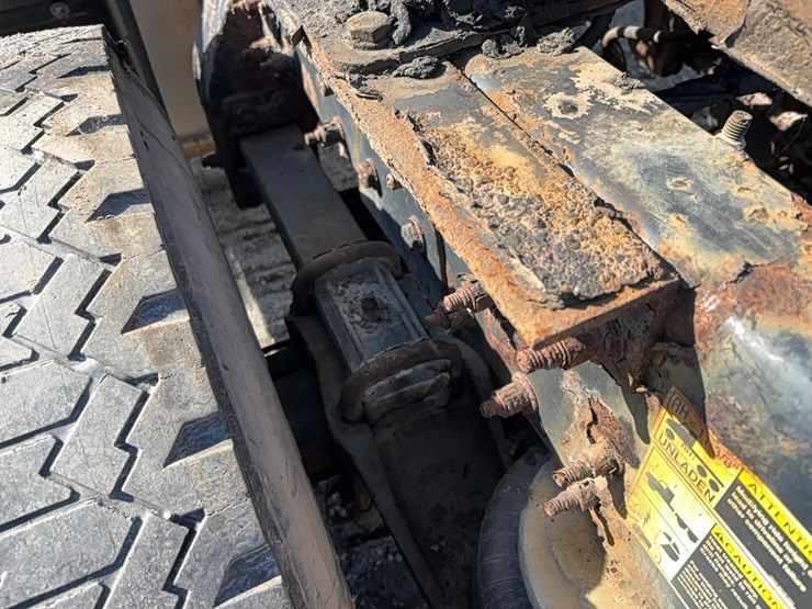 2014-peterbilt-330-image-10