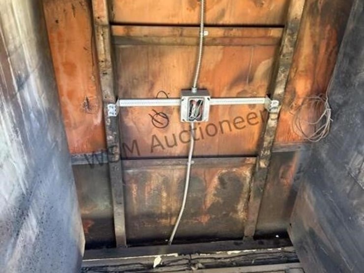 caboose-rail-car-w/-trucks-&-rail-section-image-22