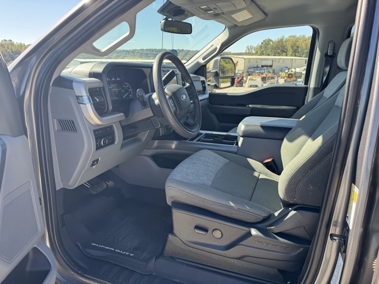 2023-ford-f450-xlt-image-8