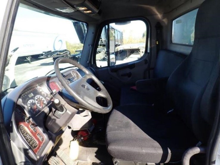 2014-freightliner-business-class-m2-106-image-23