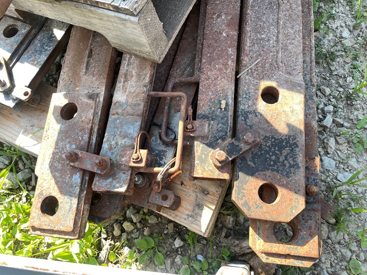 #1040-•-pallet-of-plow-parts-image-11