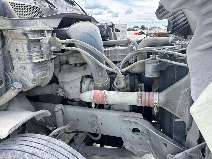 2015-freightliner-cascadia-125-image-8