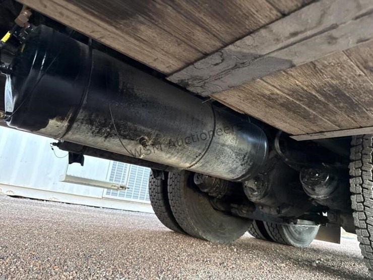 2012-freightliner-m2-106-image-32