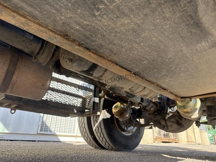 2004-freightliner-fl70-image-35