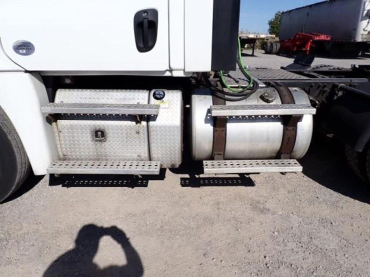 2016-freightliner-cascadia-t/a-hiway-tractor---day-image-38