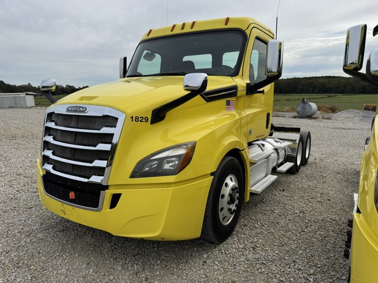 2018-freightliner-cascadia-126-image-1