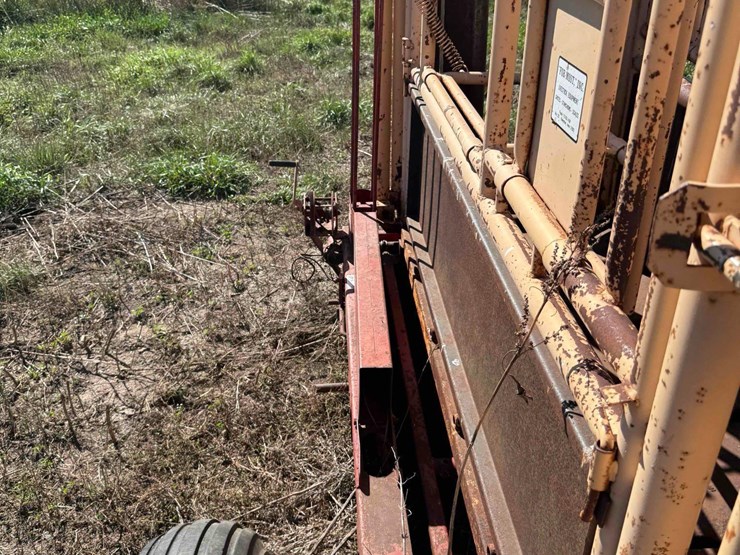 for-most-livestock-chute-image-11