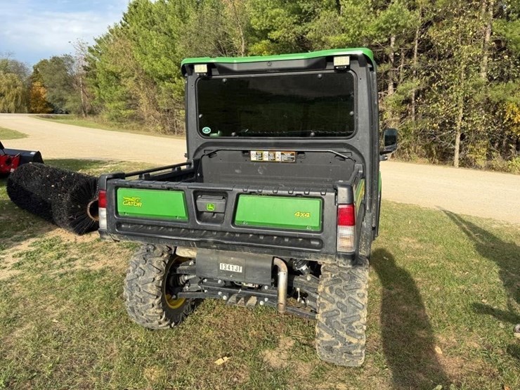 2021-john-deere-gator-image-7