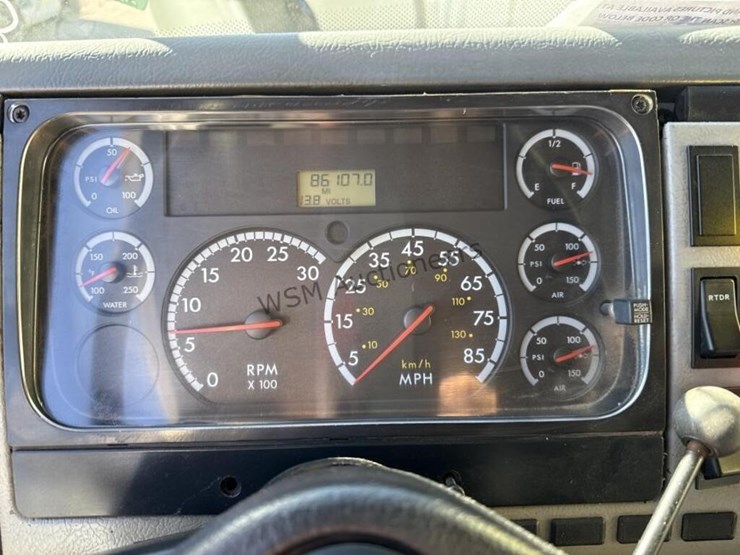 2004-freightliner-fl70-image-19