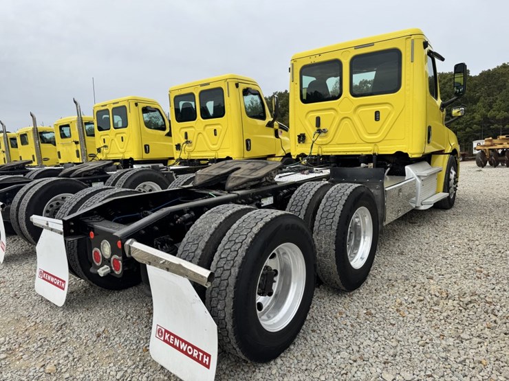 2018-freightliner-cascadia-126-image-4