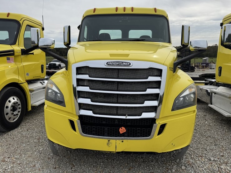 2018-freightliner-cascadia-126-image-2