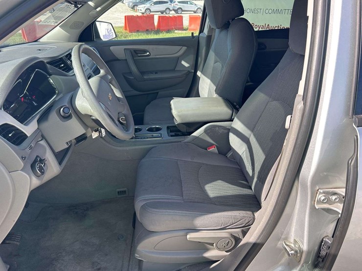 2017-chevrolet-traverse-ls-image-14