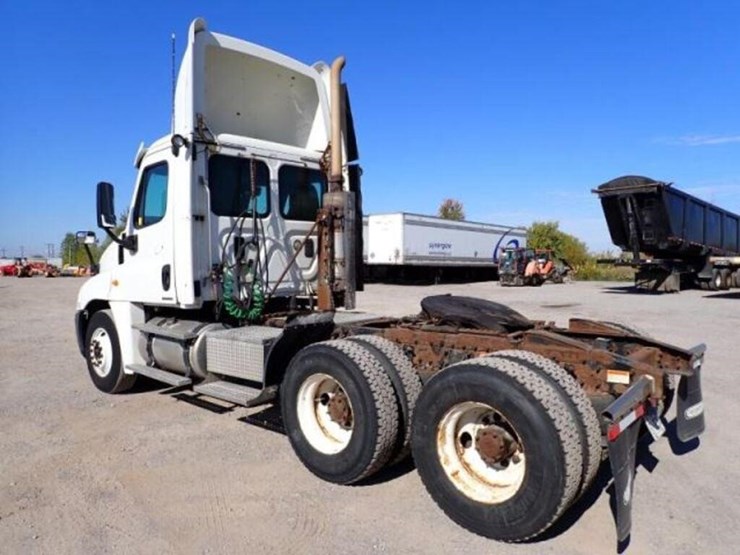 2010-freightliner-cascadia-t/a-hiway-tractor---day-image-7