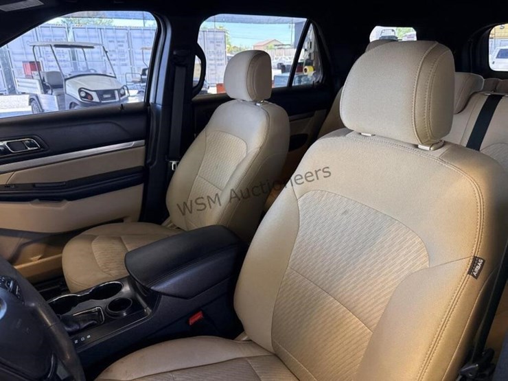 2017-ford-explorer-image-22
