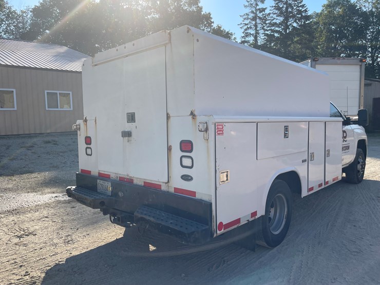 #1007-•-2017-chevy-3500-diesel-utility-truck,-(has-title)-image-6