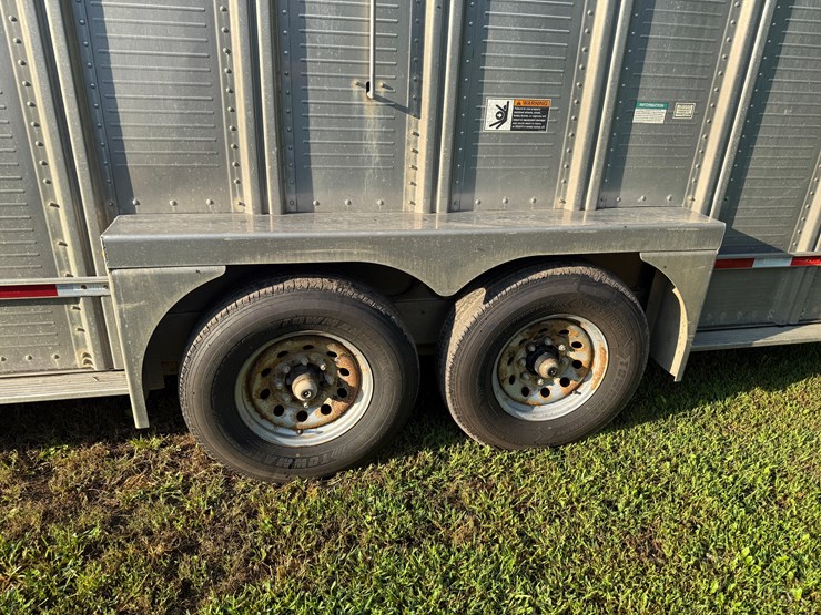 2010-wilson-livestock-trailer-image-3