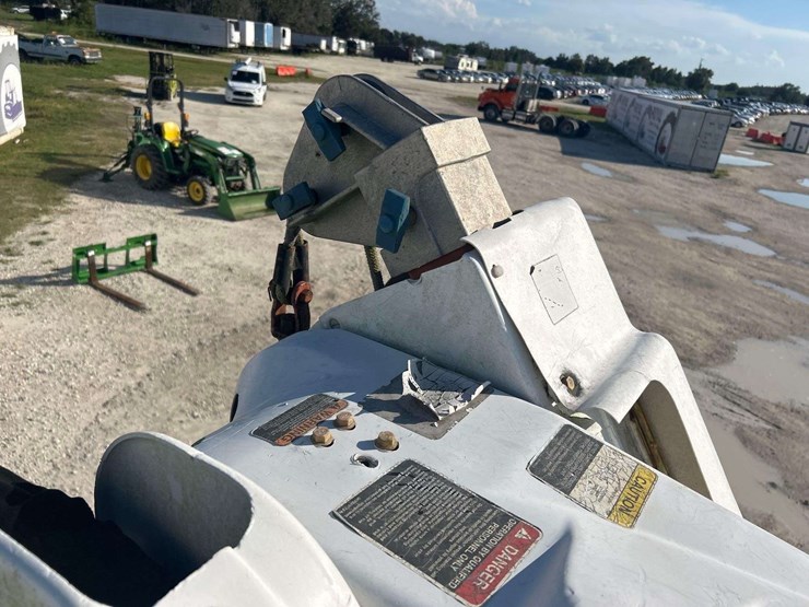 2013-freightliner-m2-106-altec-aa755-55ft-bucket-truck-image-32