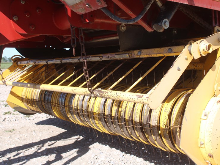 new-holland-br780-image-3