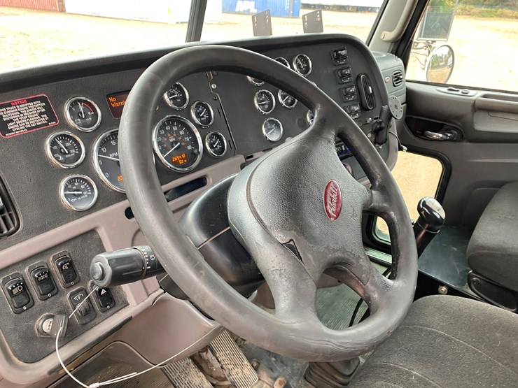 2012-peterbilt-384-image-58