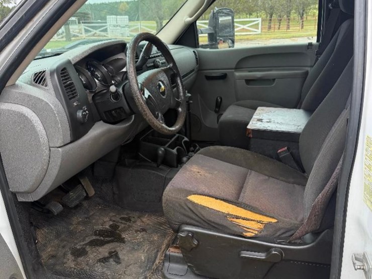 2010-chevrolet-2500-image-16