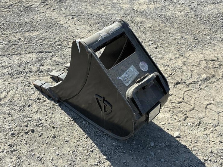 paladin-excavator-bucket-w/-teeth-12"-image-4