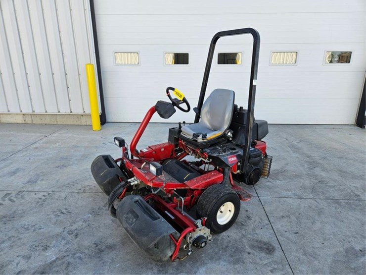 #2530-•-toro-3150-greensmaster-greens-mower-image-1