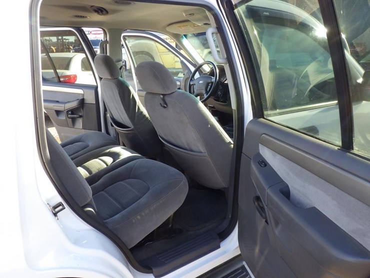 2004-ford-explorer-image-9