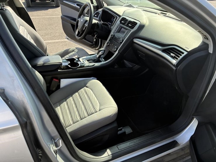 2016-ford-fusion-sedan-image-8