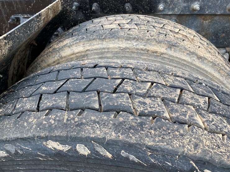 2012-peterbilt-384-image-30