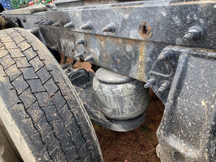 2012-peterbilt-384-image-35