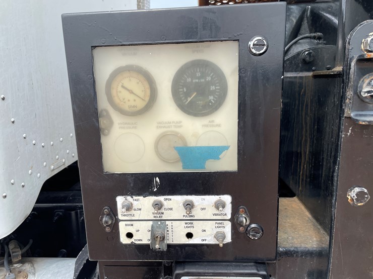 2011-peterbilt-365-image-24