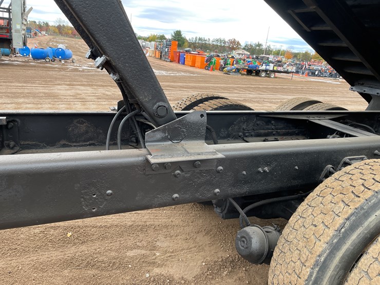 2004-international-7400-image-40