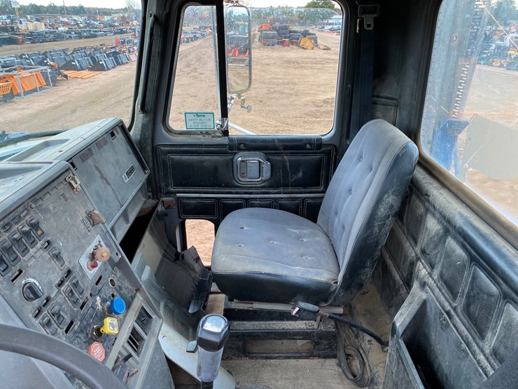 1993-mack-ch613-image-21