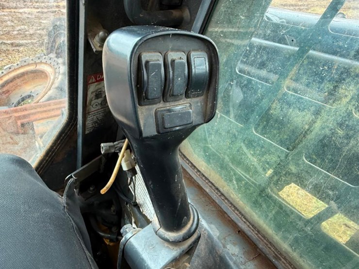 new-holland-ls185b-image-16