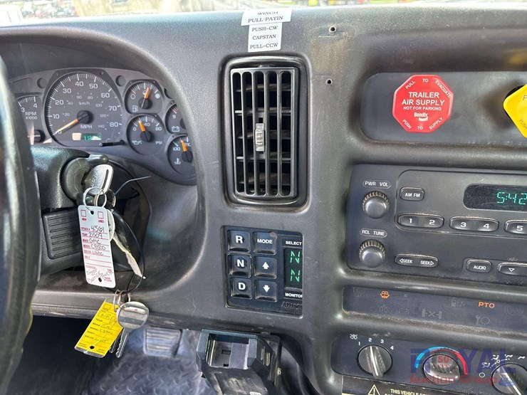 2009-gmc-c8500-altec-dm47-47ft-insulated-derrick-digger-truck-image-56