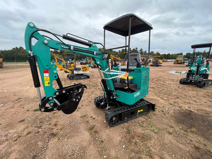 #1688-•-agt-h15r-mini-excavator-image-1