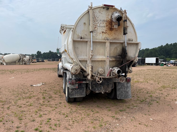 2011-peterbilt-365-image-12