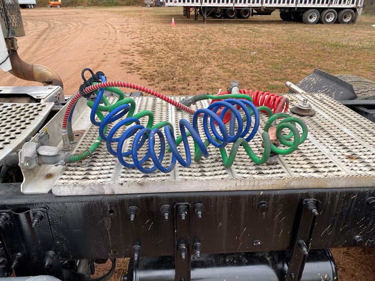 2012-peterbilt-384-image-26