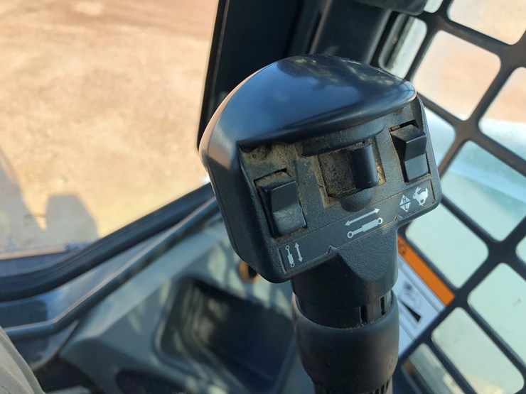 2014-bobcat-s650-image-64