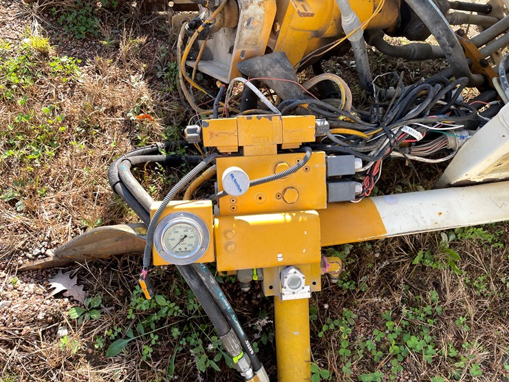 #3375-•-mcneilus-cement-mixer-drum-with-chutes-and-controls-image-23