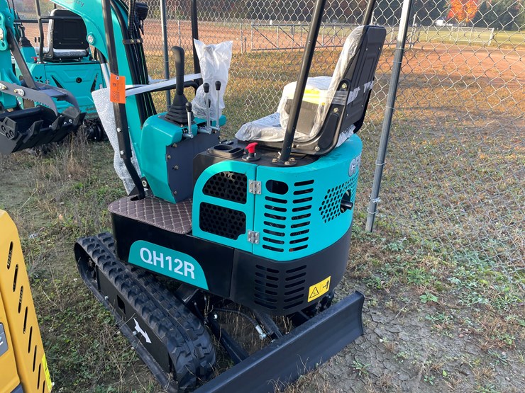 #1694-•-agt-qh12r-mini-excavator-image-7